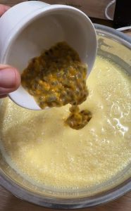 Cremă de fructul pasiunii cu ciocolată albă