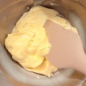 Cremă de fructul pasiunii cu ciocolată albă