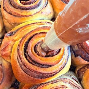Rulouri însiropate și umplute cu Nutella