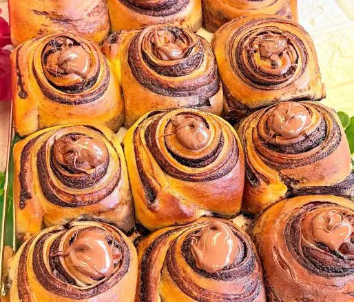 Rulouri însiropate și umplute cu Nutella
