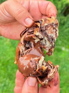 Rulouri însiropate și umplute cu Nutella