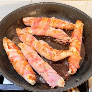 Involtini cu cașcaval înveliți în bacon