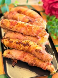 Involtini cu cașcaval înveliți în bacon