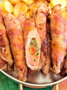 Involtini cu cașcaval înveliți în bacon