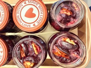 Prune umplute cu nuci în sirop propriu