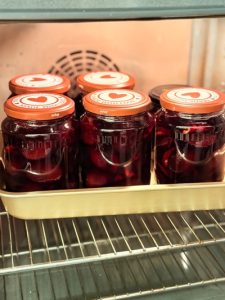 Prune umplute cu nuci în sirop propriu