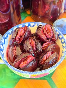 Prune umplute cu nuci în sirop propriu