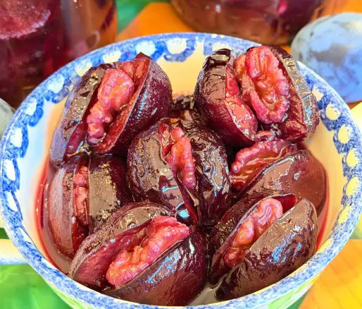 Prune umplute cu nuci în sirop propriu