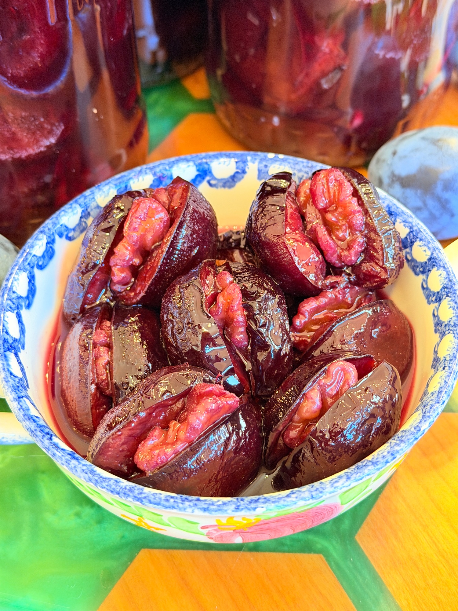 Prune umplute cu nuci în sirop propriu