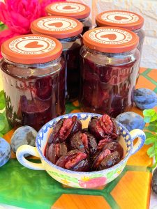 Prune umplute cu nuci în sirop propriu