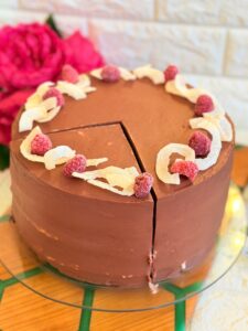 Tort Brigadeiro cu cocos și zmeură