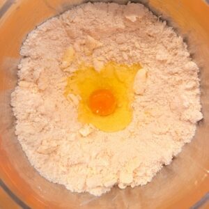Prăjitură cu brânză și mere caramelizate