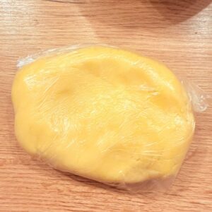 Prăjitură cu brânză și mere caramelizate