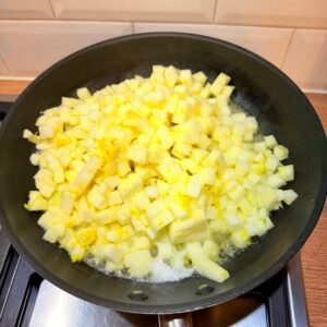 Prăjitură cu brânză și mere caramelizate
