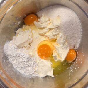 Prăjitură cu brânză și mere caramelizate
