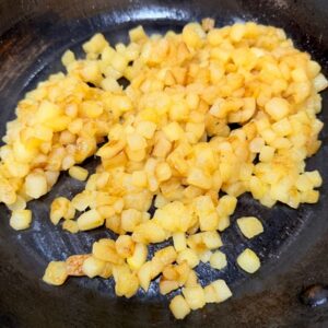 Prăjitură cu brânză și mere caramelizate