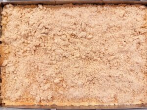 Prăjitură cu brânză și mere caramelizate