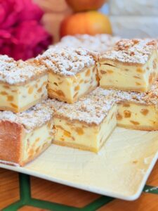 Prăjitură cu brânză și mere caramelizate