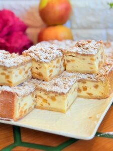 Prăjitură cu brânză și mere caramelizate