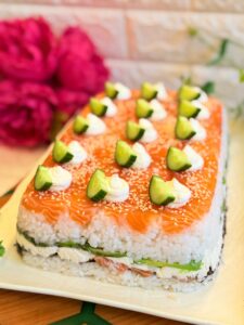 Sushi la tavă cu somon