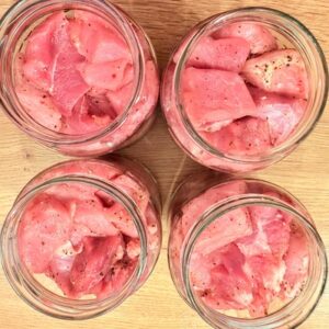 Carne de porc la borcan pentru iarnă