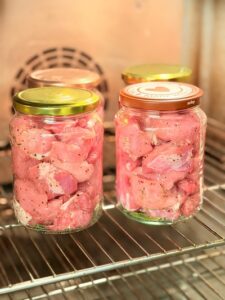 Carne de porc la borcan pentru iarnă