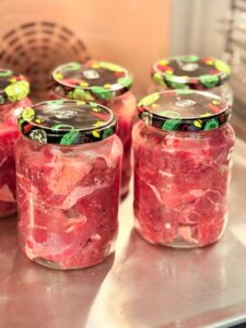Carne de vită la borcan pentru iarnă