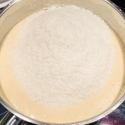 Tort de biscuiți cu cremă de cocos și glazură de cacao