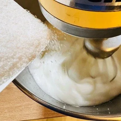 Tort Chaja cu bezea, piersici si dulceață de lapte