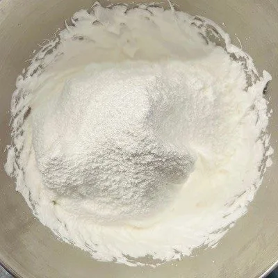 Tort Chaja cu bezea, piersici si dulceață de lapte