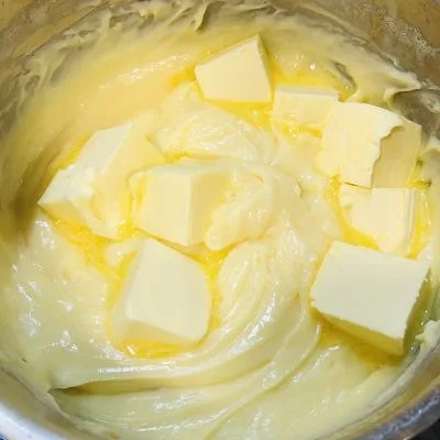 Ruladă de ciocolată cu banane, cremă de vanilie și glazură de ciocolată cu nuci coapte