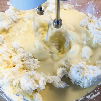 Negresă cu cocos și cremă de mascarpone cu ciocolată albă