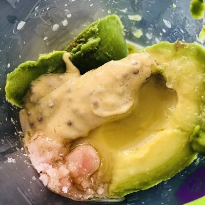 Salată de cartofi cu leurdă și maioneză de avocado