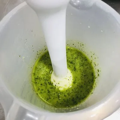 Cartofi zdrobiți la cuptor cu pesto de pătrunjel