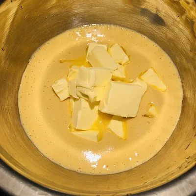 Prăjitura Dumbrăvița, foi cu cacao și alune de pădure și cremă de ciocolată